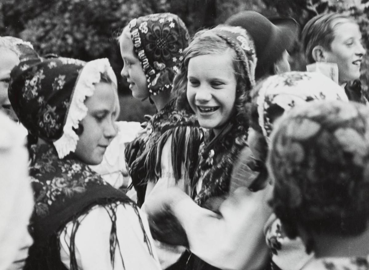 Ungdomar i folkdräkt. Skansen, Stockholm