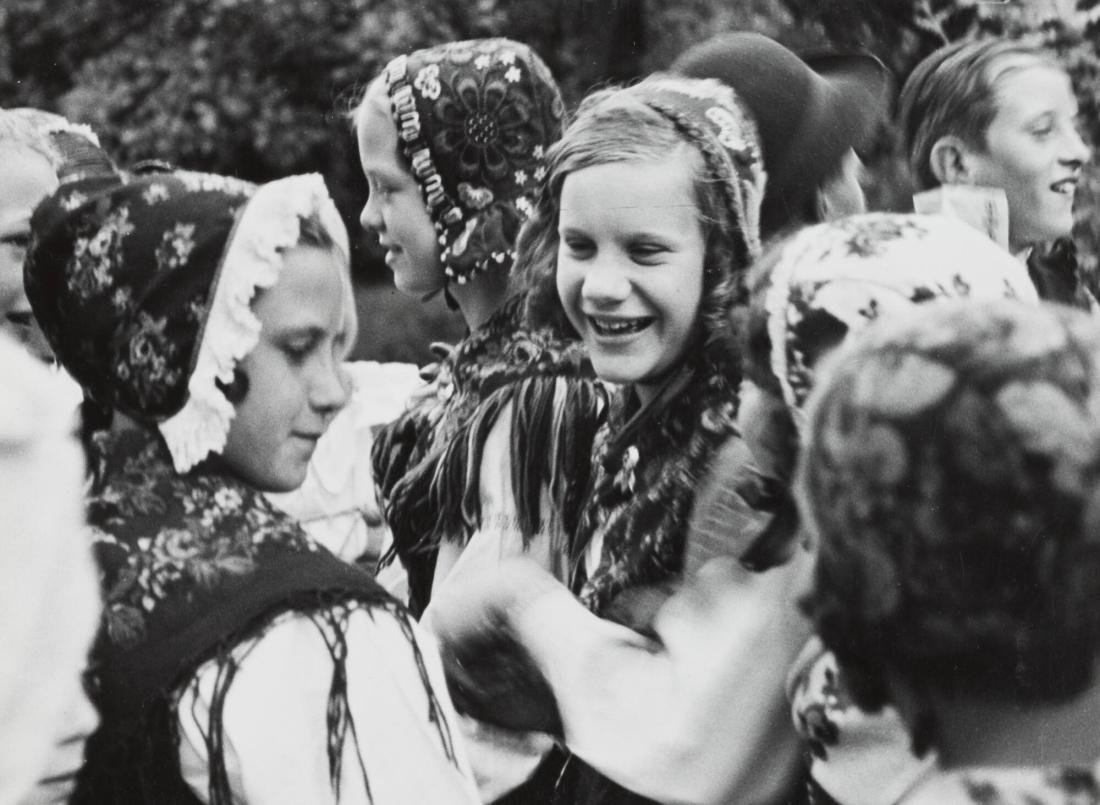 Ungdomar i folkdräkt. Skansen, Stockholm