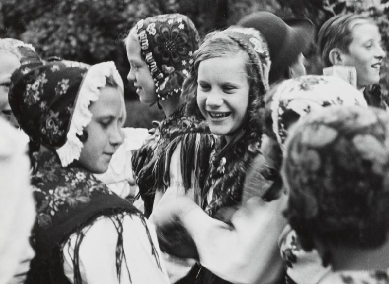 Ungdomar i folkdräkt. Skansen, Stockholm