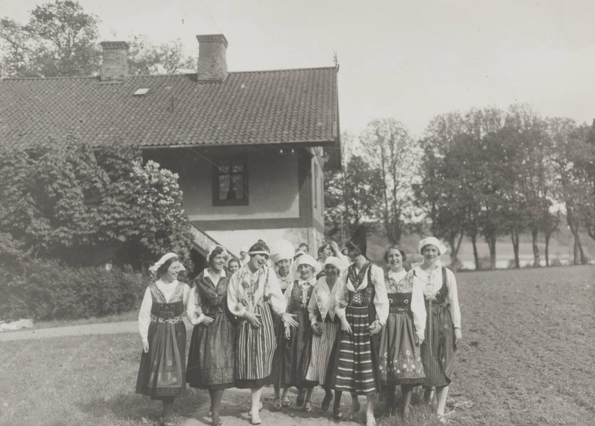 Elever i folkdräkt vid Nääs Folkhögskola, Västergötland