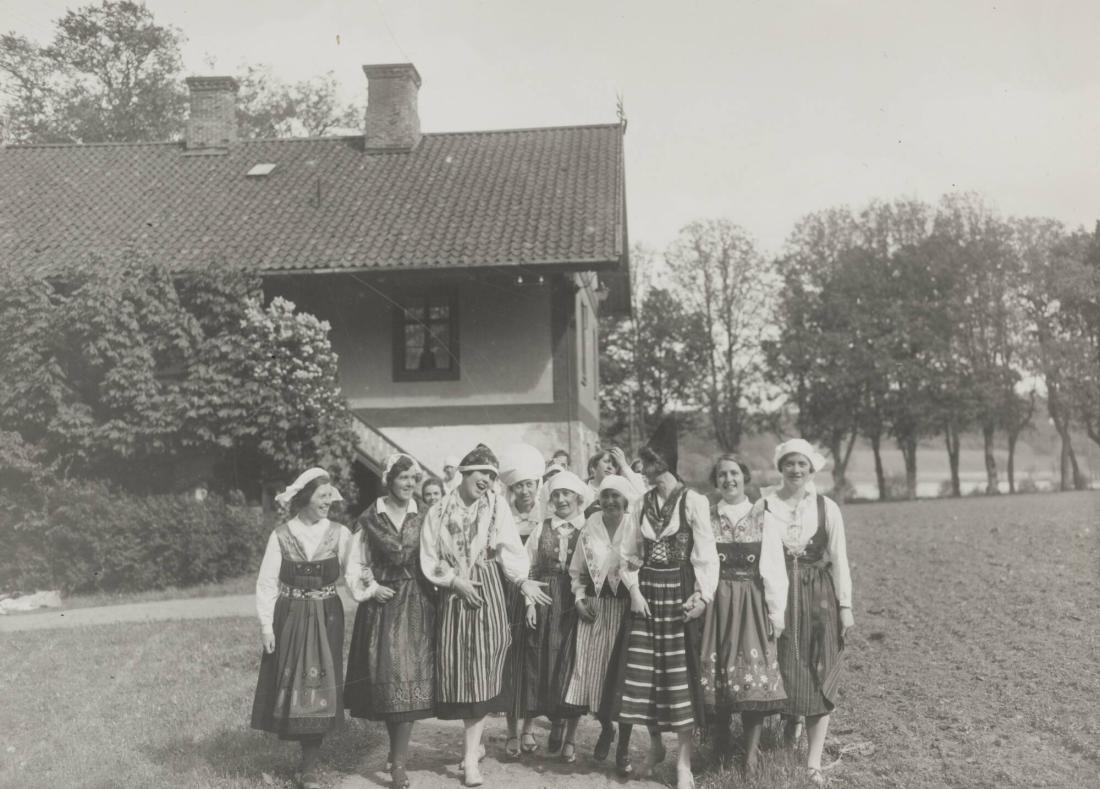 Elever i folkdräkt vid Nääs Folkhögskola, Västergötland
