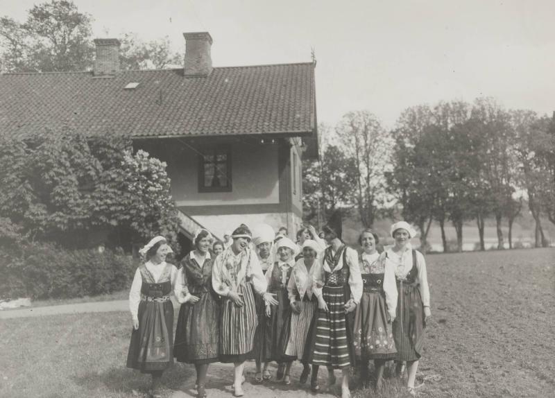 Elever i folkdräkt vid Nääs Folkhögskola, Västergötland
