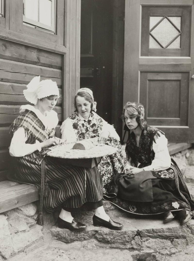 Knyppling på Solsäter, Kulturella Folkdansgillets sommarhem. Tyresö, Södermanland