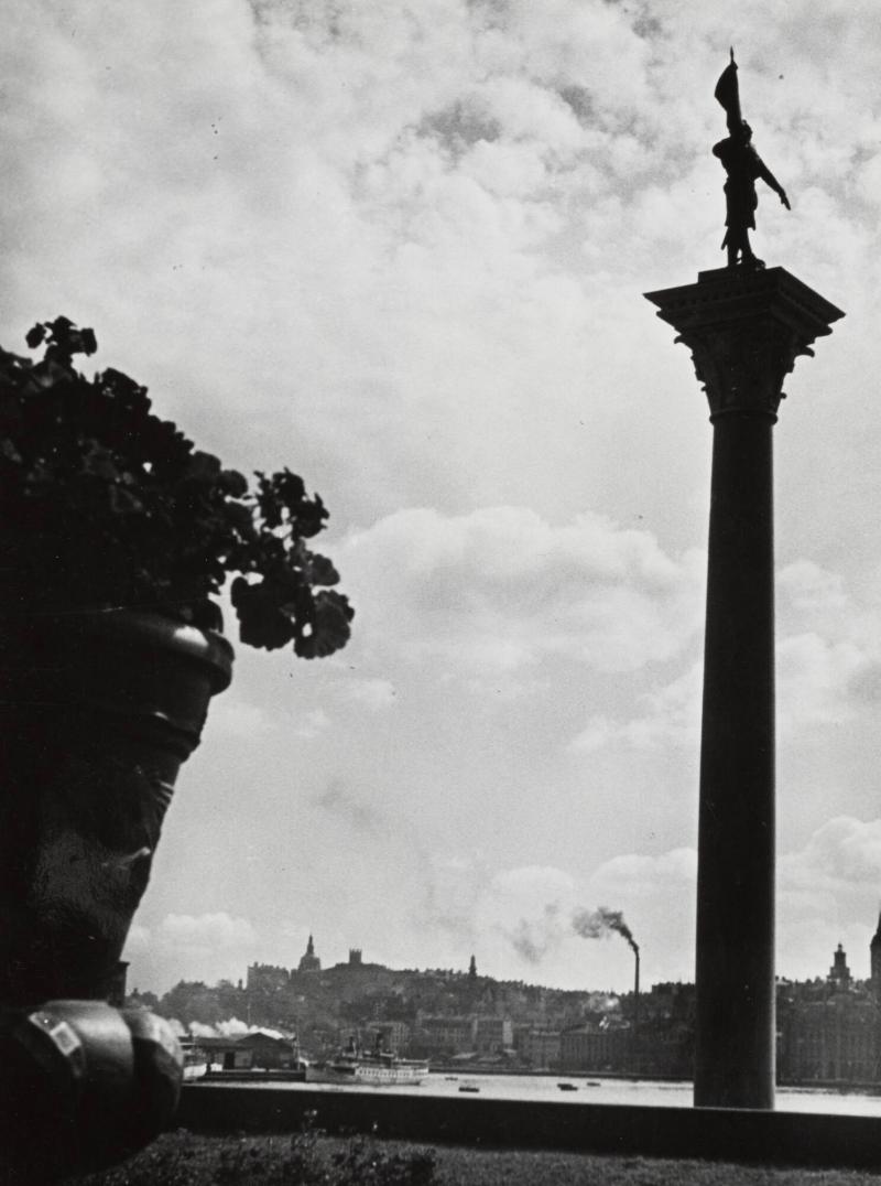 Stockholm: Engelbrektspelaren i Stadshusträdgården av Christian Ericson