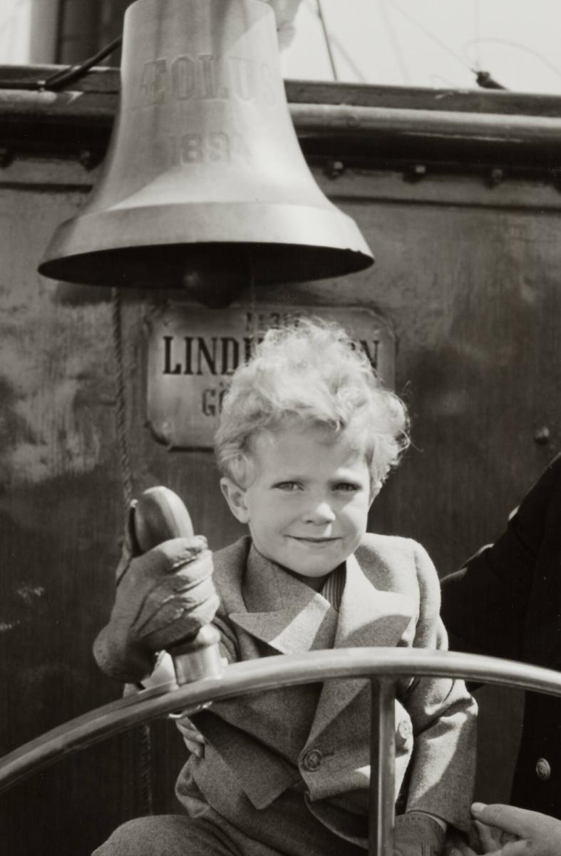Kronprins Carl Gustaf vid styrratten på båten Aeolus