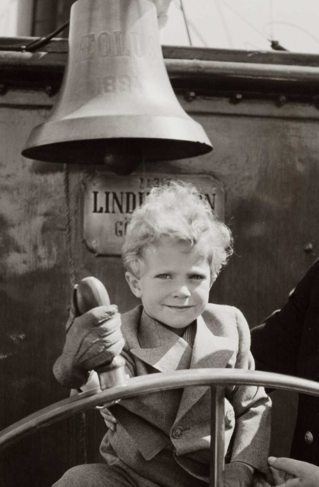 Kronprins Carl Gustaf vid styrratten på båten Aeolus