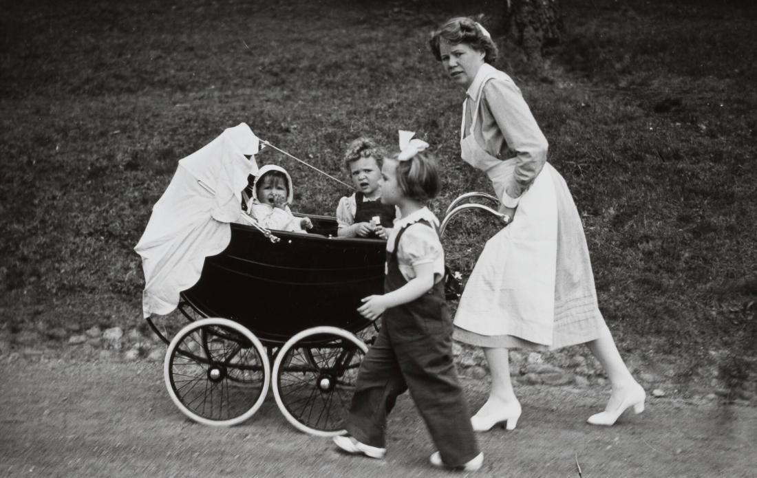 Barnskötterskan med prinsesbarnen på promenad i Hagaparken