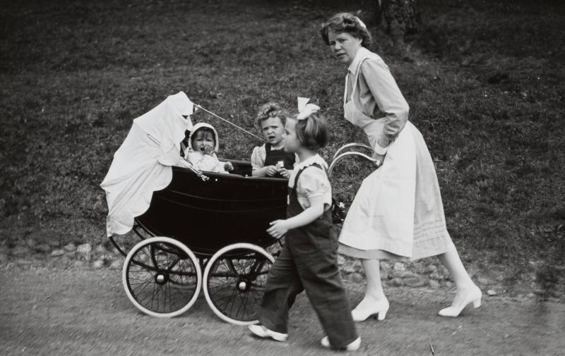 Barnskötterskan med prinsesbarnen på promenad i Hagaparken