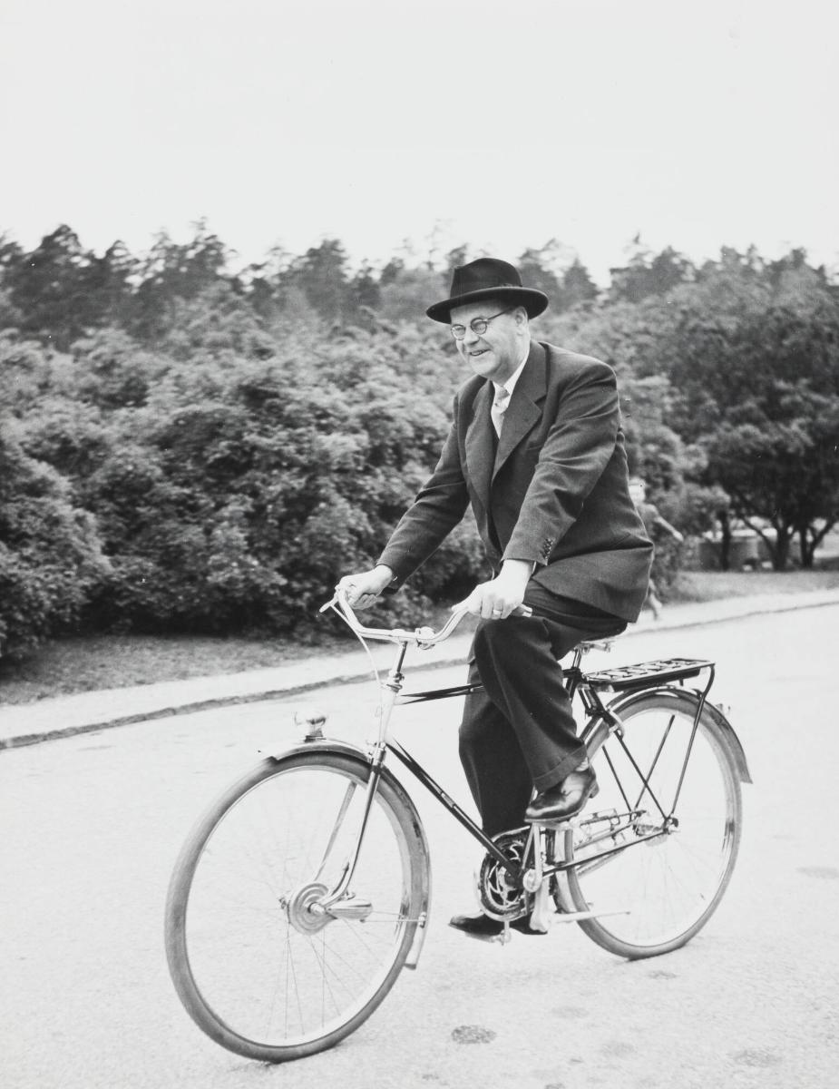 Tage Erlander provåker sin cykel, som han fick på sin 50-årsdag