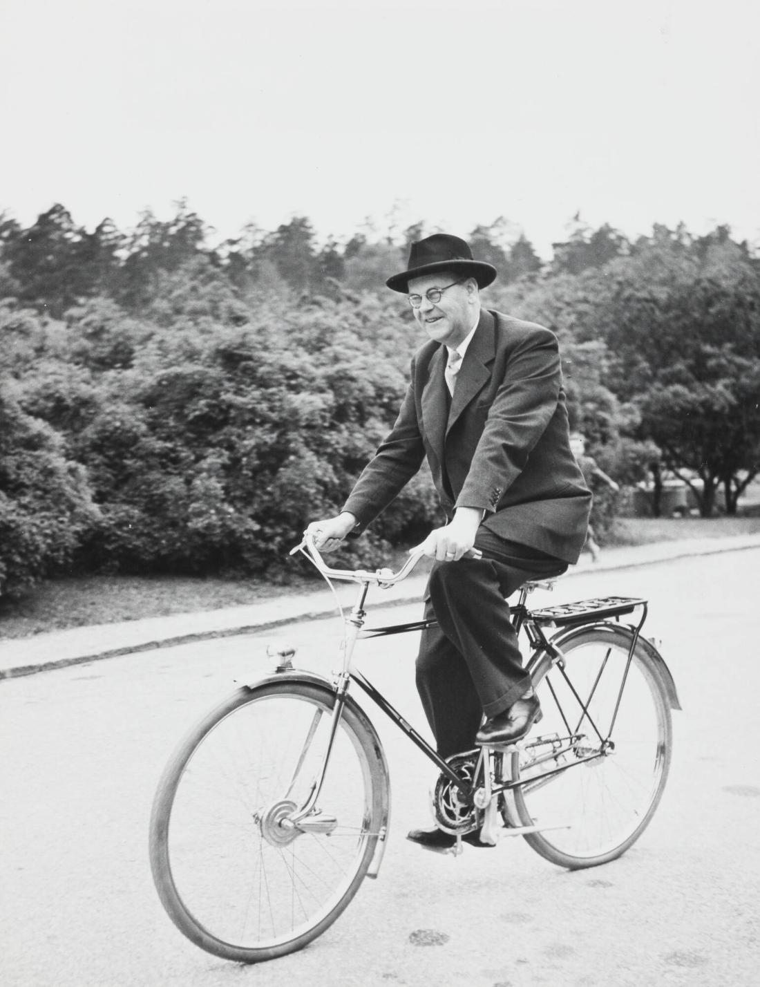 Tage Erlander provåker sin cykel, som han fick på sin 50-årsdag