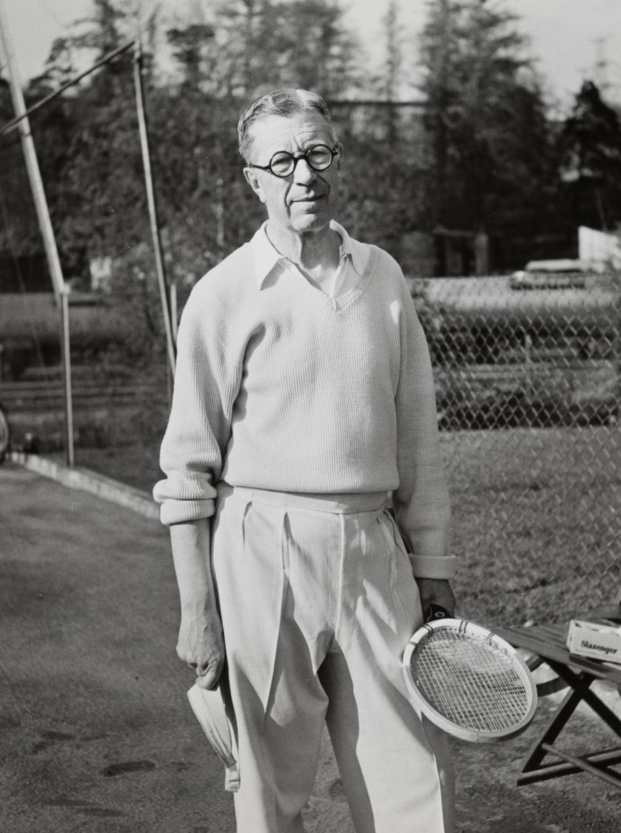 Kung Gustaf VI Adolf efter avslutad tennis match på Kgl. tennishallens utebana