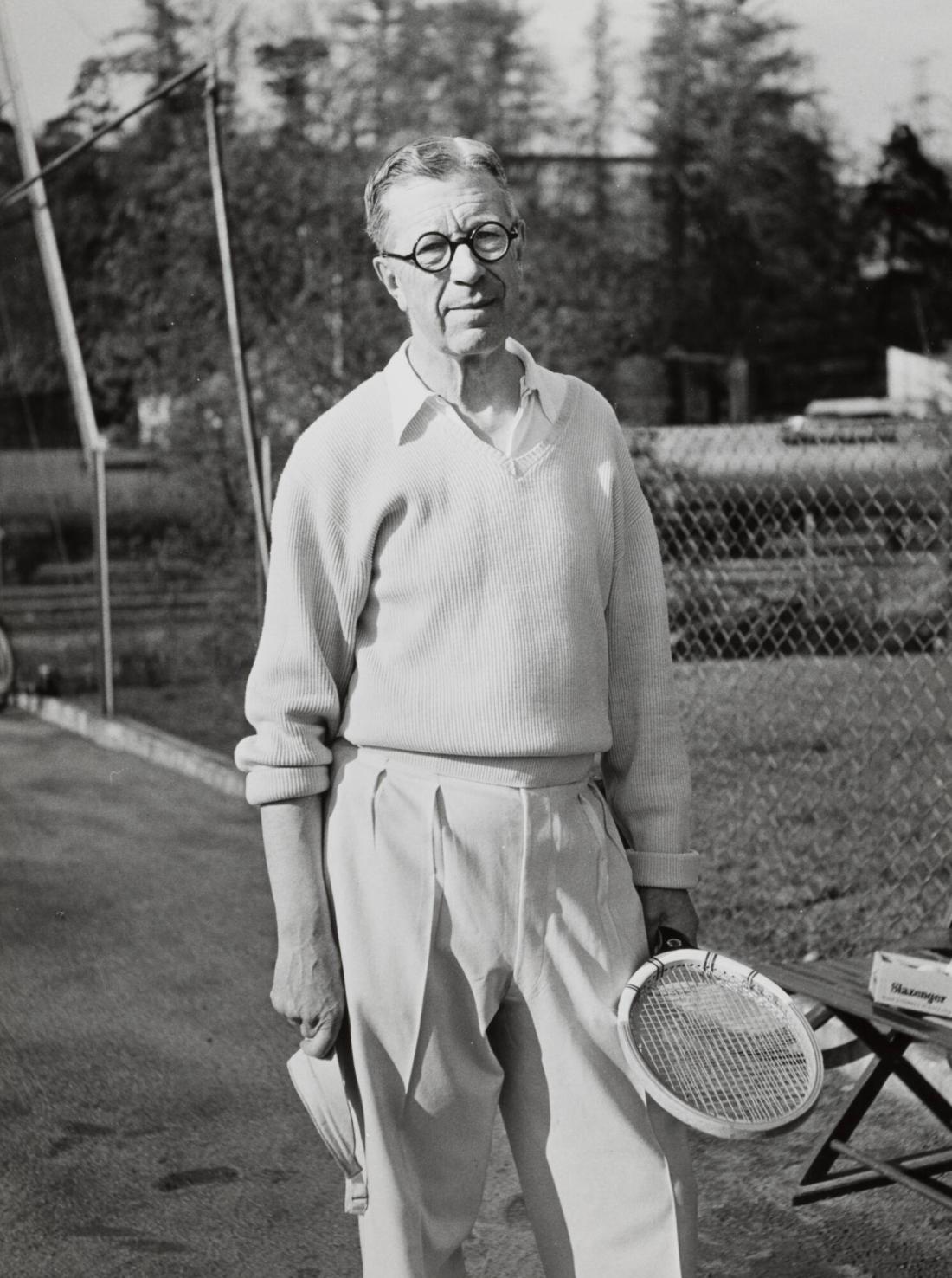 Kung Gustaf VI Adolf efter avslutad tennis match på Kgl. tennishallens utebana