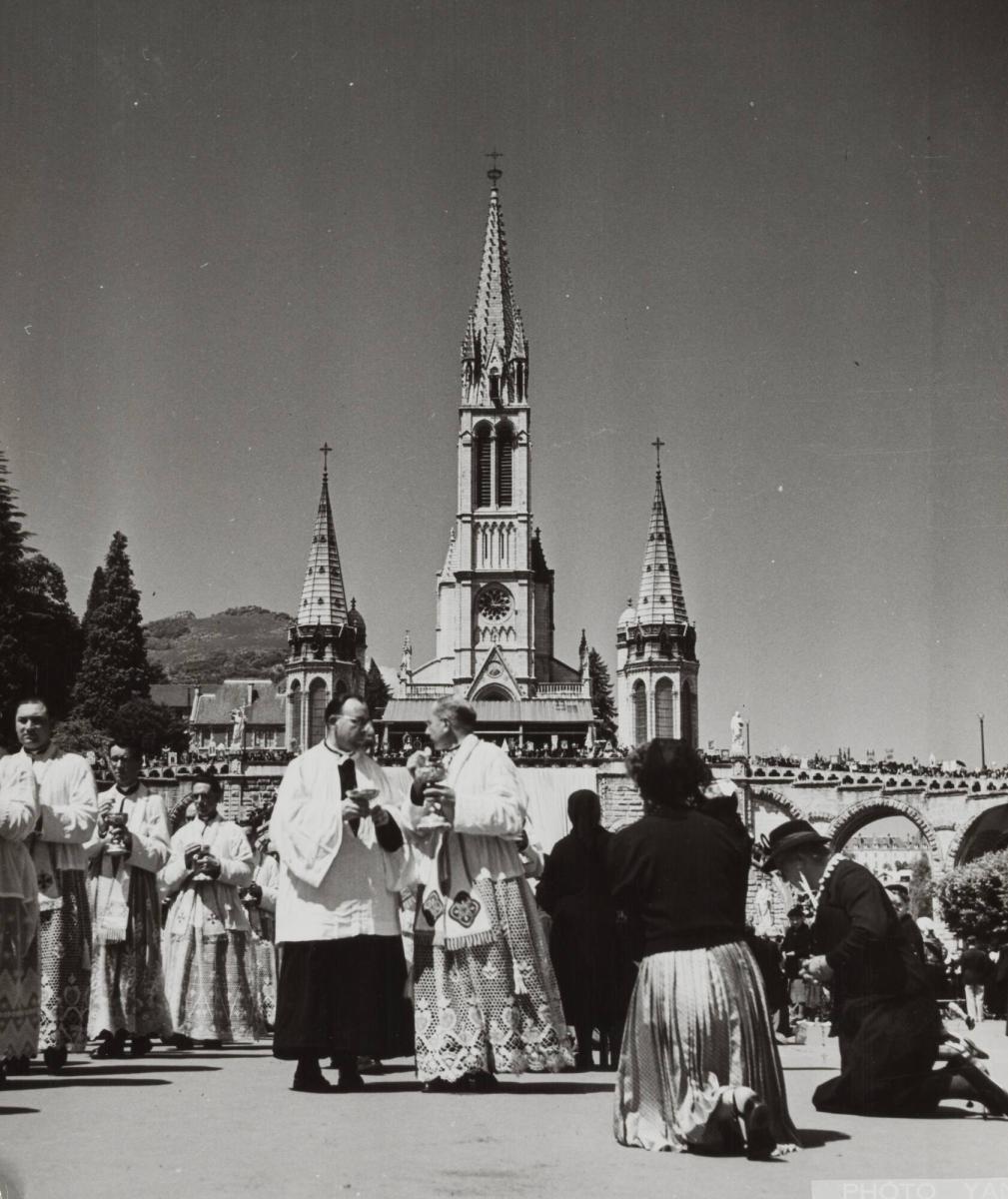Communion pendant une mess sur l'esplanade. 1958
