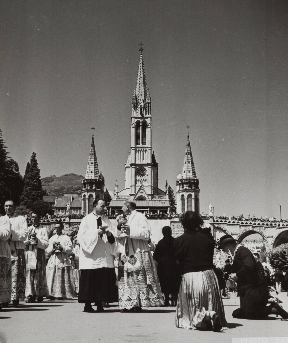Communion pendant une mess sur l'esplanade. 1958
