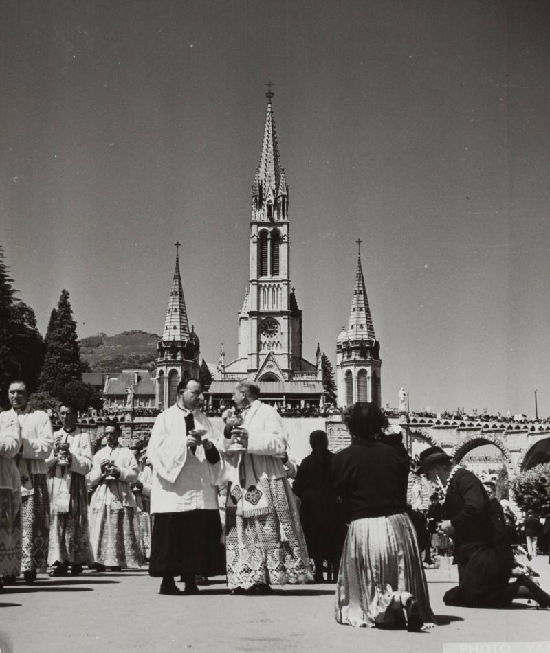 Communion pendant une mess sur l'esplanade. 1958