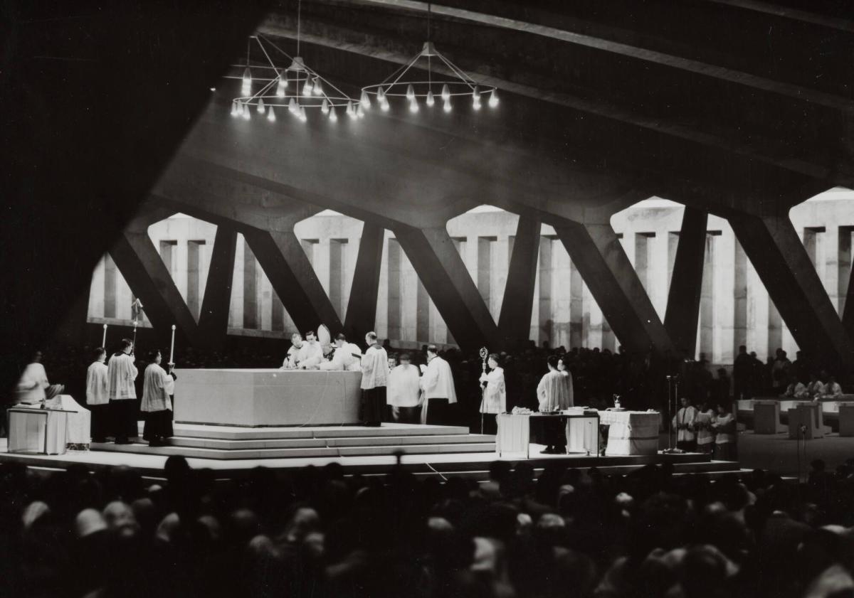 Cérémonie de Consecration dans la nouvelle basilique. 1958