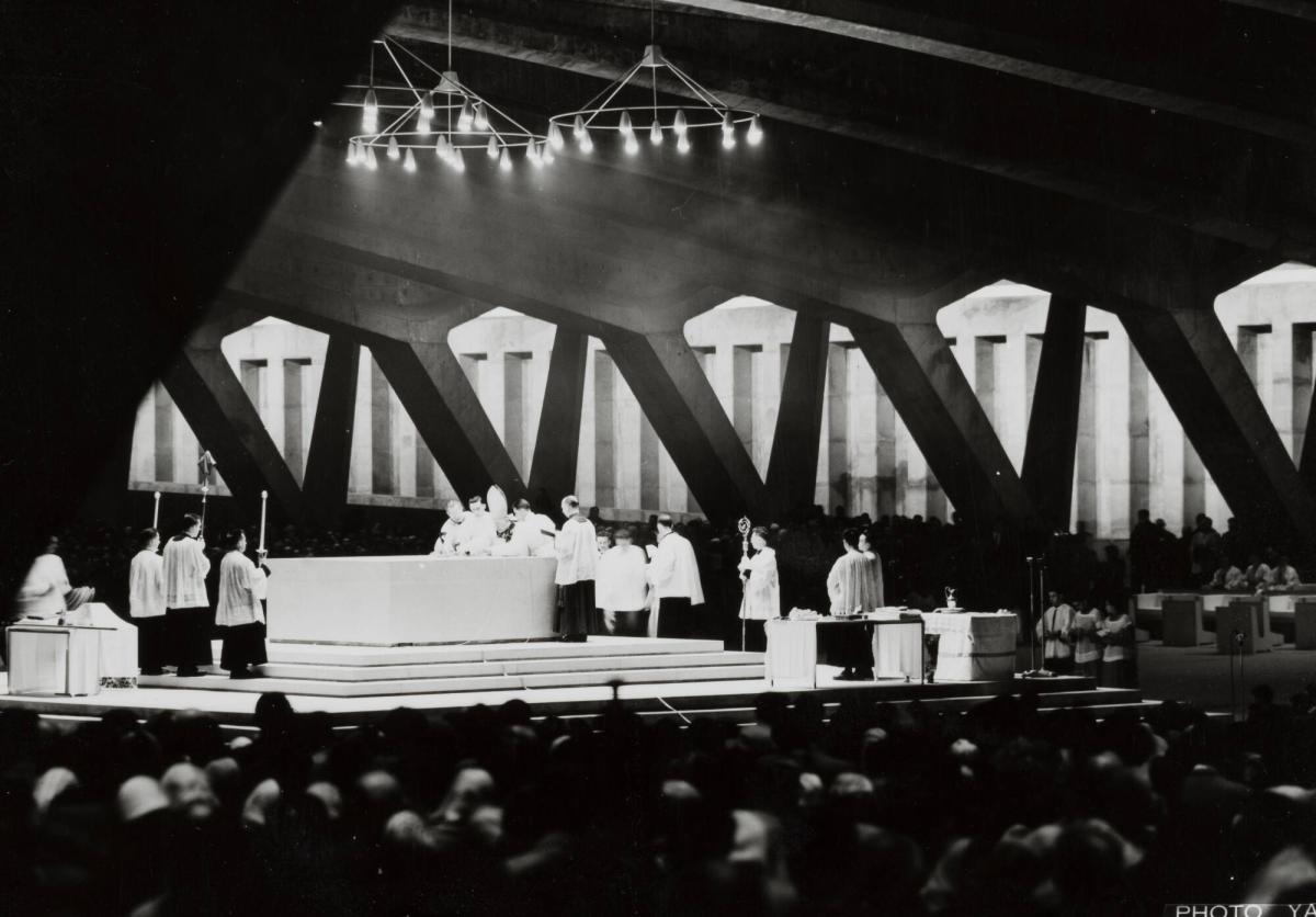 Cérémonie de Consecration dans la nouvelle basilique. 1958