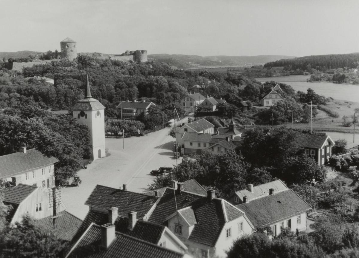 Kungälv med kyrka och Bohus fästning