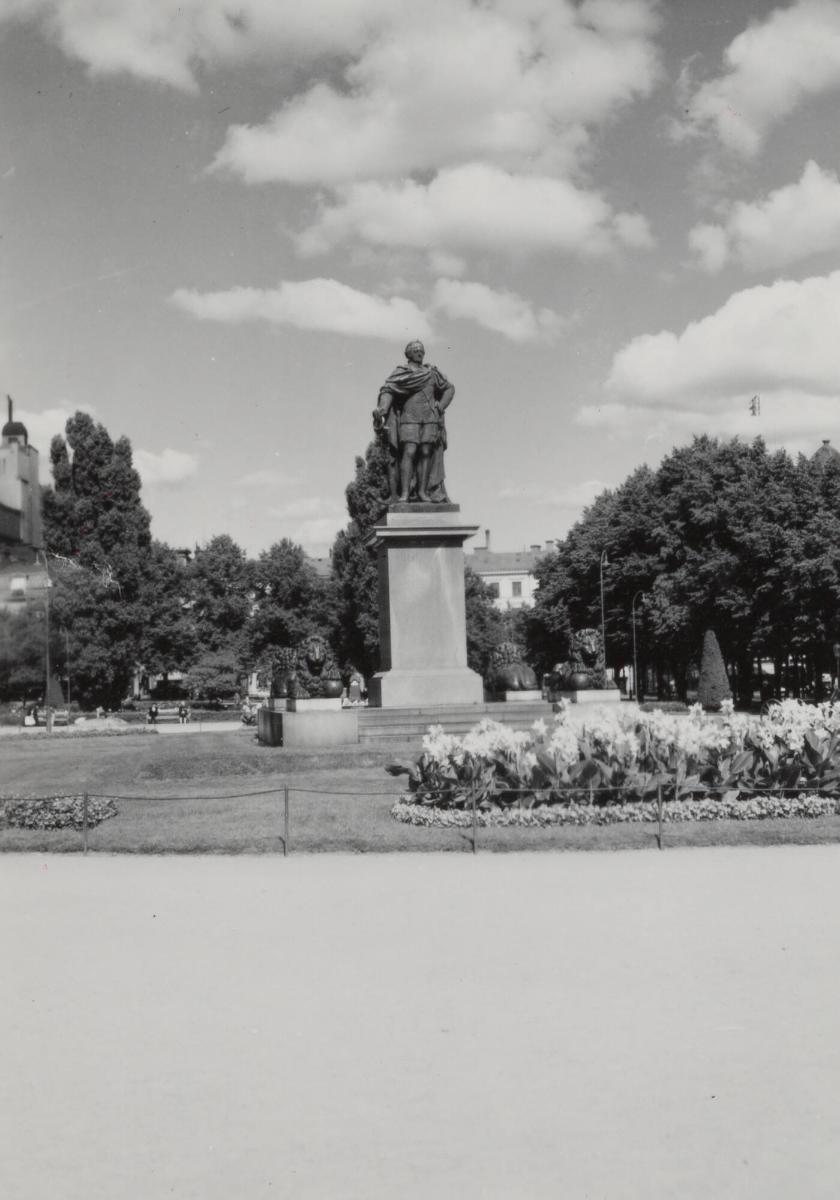 Stockholm: Carl XIII statyn