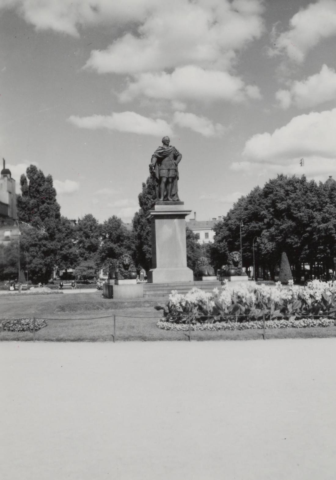 Stockholm: Carl XIII statyn